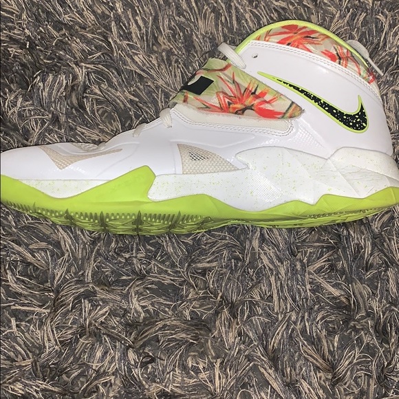 Lebron sneakers - Picture 7 of 8